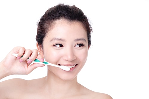 Chăm sóc răng miệng thường xuyên kết hợp với việc khám răng định kì