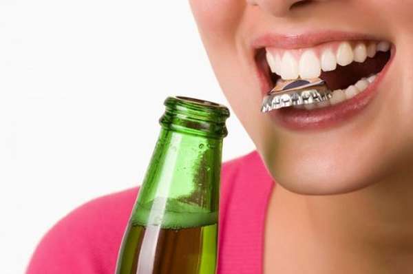 Dùng răng để mở nắp chai có thể làm răng bị lung lay