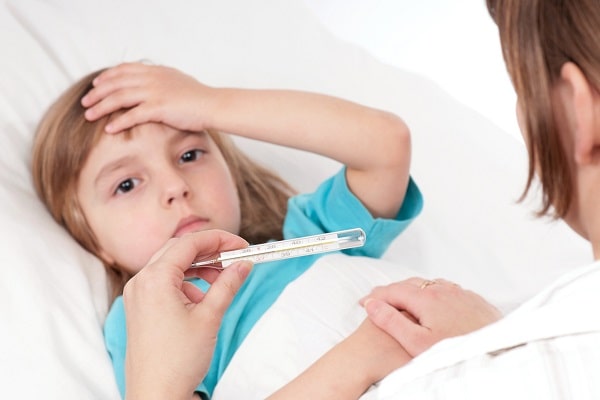 Khi trẻ bị sốt mọc răng bạn phải thường xuyên cặp nhiệt độ để theo dõi tình hình của trẻ