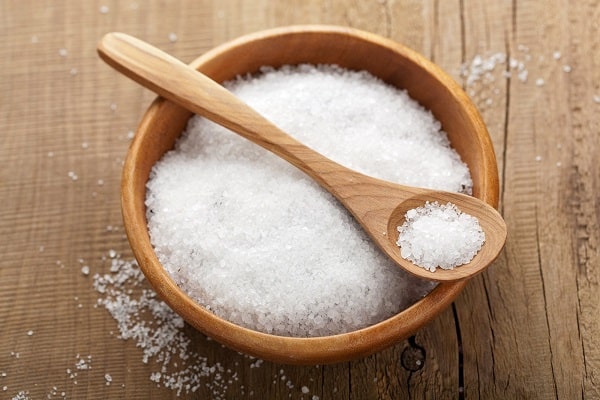 Cách làm trắng răng bằng baking soda kết hợp với muối