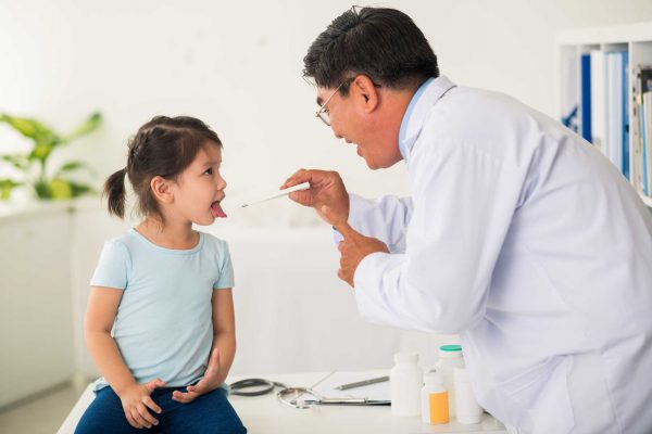 Trẻ bị nhiệt lưỡi có thể do rất nhiều nguyên nhân