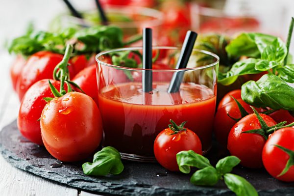 Nước ép cà chua không chỉ tốt cho cơ thể mà có tác dụng chữa nhiệt lưỡi ở trẻ hiệu quả