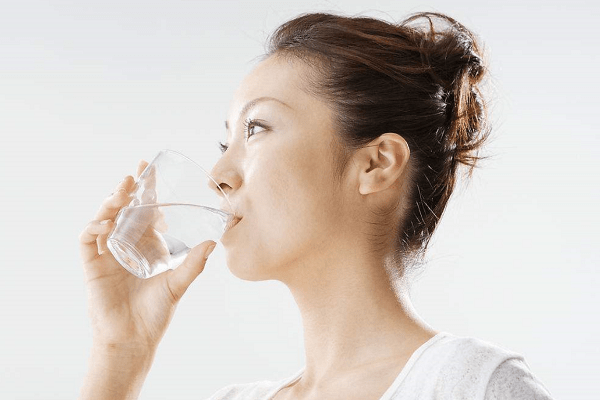 Súc miệng nước muối sẽ giúp bạn làm sạch được toàn bộ khoang miệng một cách triệt để