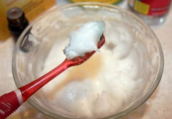 Sau khi trộn baking soda với kem đánh răng và muối, bạn sẽ được dạng hỗn hợp như thế này