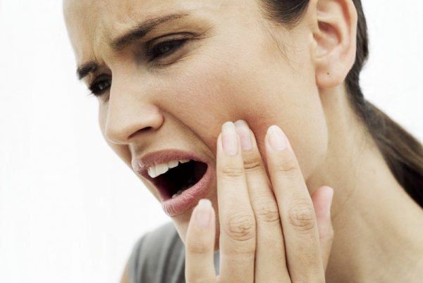 Áp xe răng có thể sưng đau cả hàm