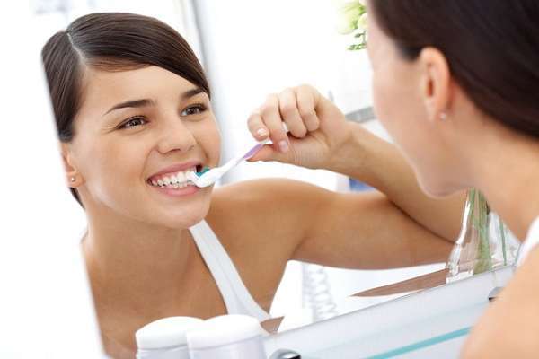 Chọn kem đánh răng riêng dành cho răng nhạy cảm sẽ giúp cải thiện ê buốt răng