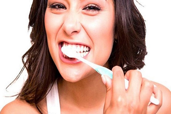 Thực hiện đánh răng đúng cách để răng sứ không bị mòn mặt nhai