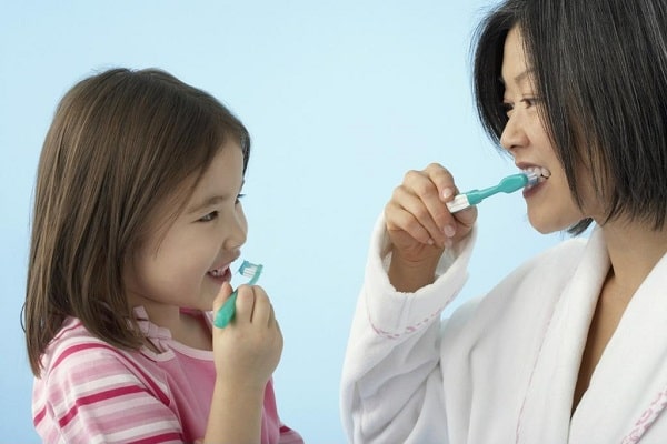 Người lớn nên dạy bé cách đánh răng