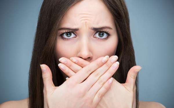 Có nhiều nguyên nhân dẫn tới hôi miệng sau khi bọc răng sứ