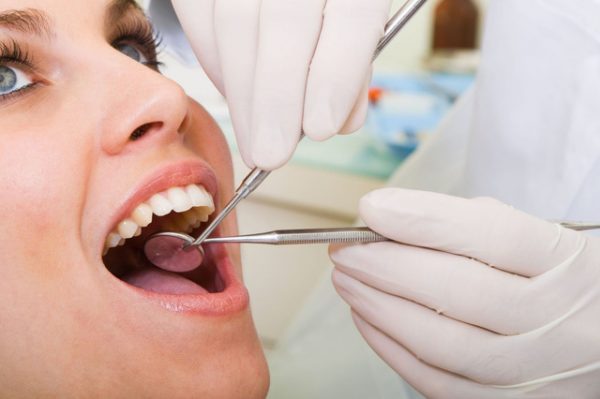 Bệnh nhân nên đến cơ sở nha khoa uy tín để quyết định có nên nhổ răng khôn mọc lệch không