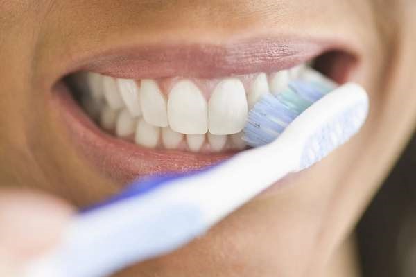 Sau khi bọc răng sứ Titan cần chăm sóc đúng cách và vệ sinh thường xuyên