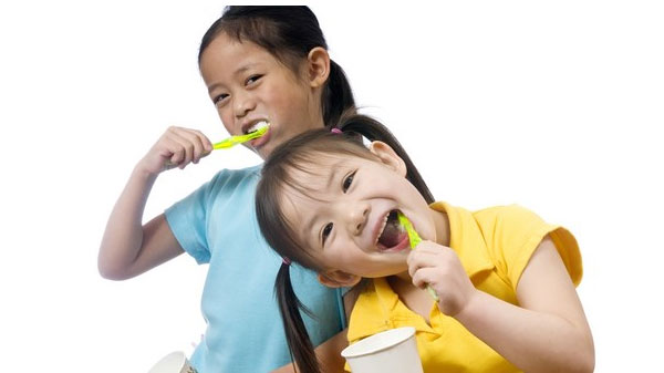 Bố mẹ có thể chọn kem đánh răng nuốt được cho con