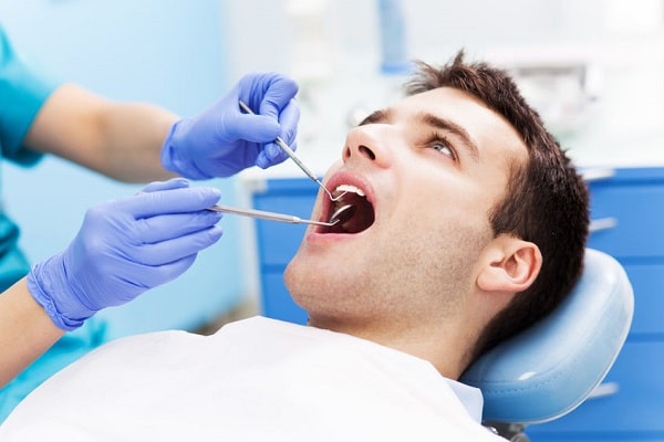 Làm cầu răng sứ có hôi miệng hay không phụ thuộc vào tình độ tay nghề của bác sĩ