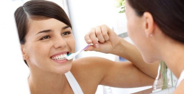Để tránh ê buốt sau khi cạo vôi răng bạn cần phải chăm sóc răng miệng đúng cách