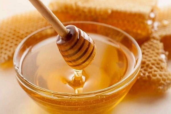 Cách chữa nhiệt miệng hiệu quả từ cây rau ngót và mật ong
