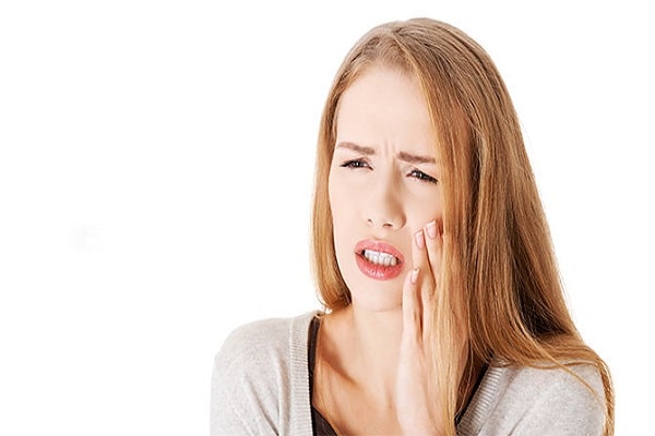 Viêm tủy răng sẽ gây những cơn đau âm ỉ kéo dài