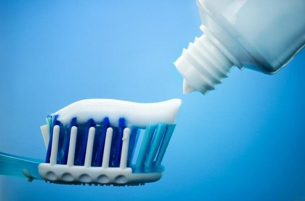 Sử dụng kem đánh răng có chứa fluor