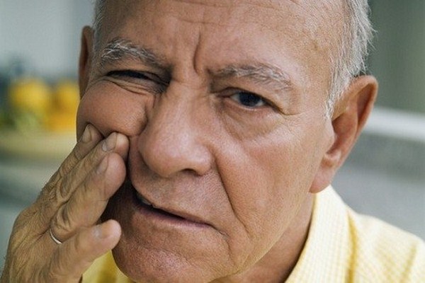 Có nhiều nguyên nhân gây nên tình trạng lão hóa răng ở người già