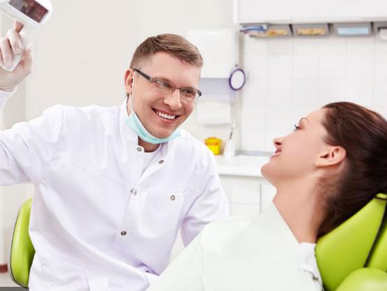 Bác sĩ thăm khám trước khi quyết định niềng răng