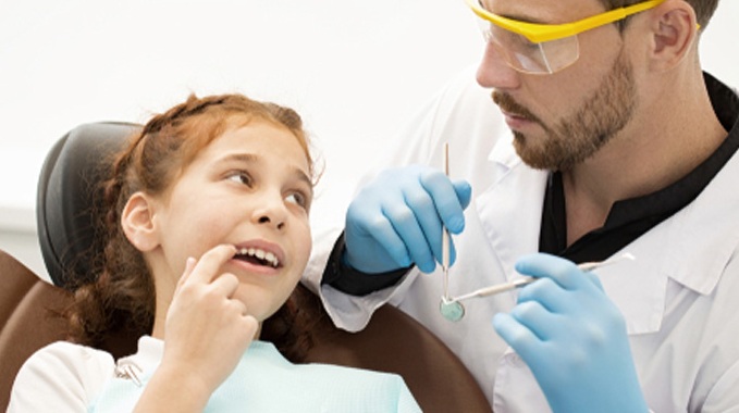 Sau khi nhổ răng số 8 cần chăm sóc răng miệng theo hướng dẫn của bác sĩ