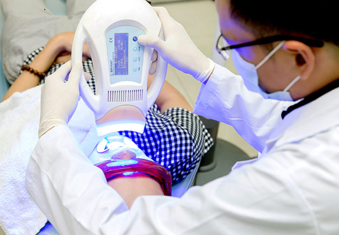 Tẩy trắng răng Laser Whitening là sự kết hợp giữa thuốc tẩy trắng và tia Laser