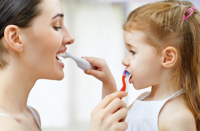 Bố mẹ đánh răng cùng bé giúp bé thích thú việc đánh răng hơn