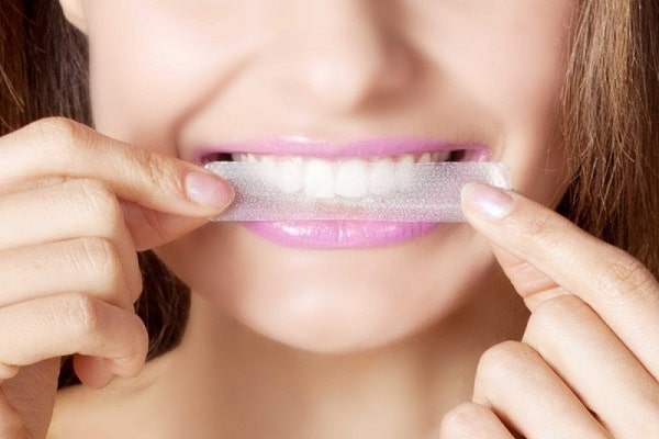 Sử dụng miếng dán trắng răng
