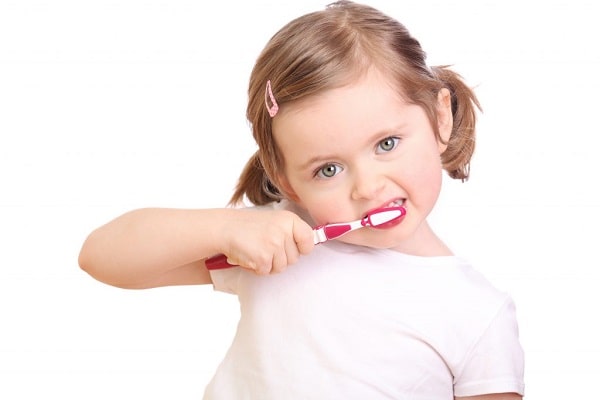 Trẻ đánh răng sai cách